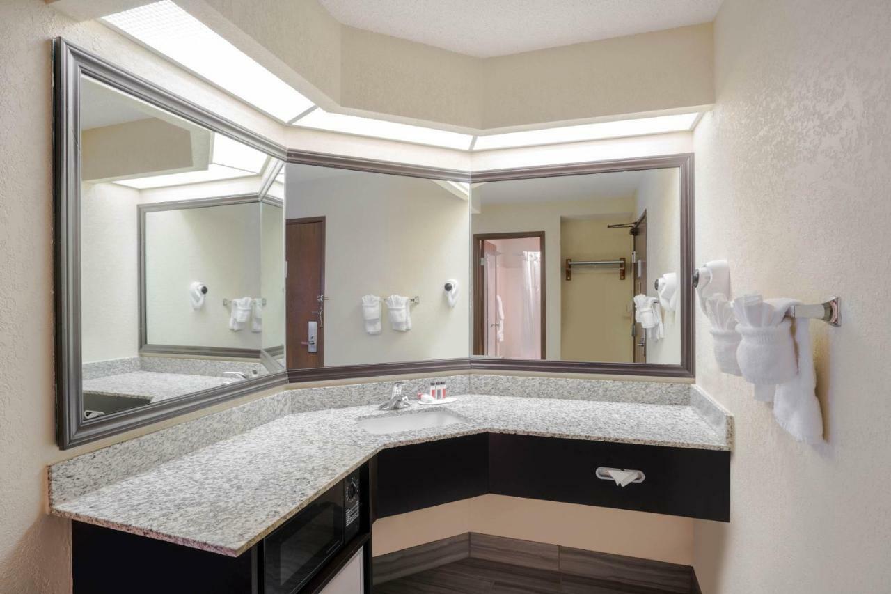Comfort Inn & Suites ブレントウッド エクステリア 写真